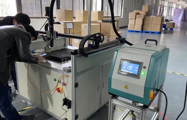 Máy dán keo nóng chảy XBS